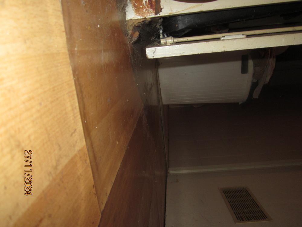 thumbs/WasserschadenVonUnten.Flurlaminatbersten.FlurendeWohnungstuerBadtuer.26112024.JPG.jpg