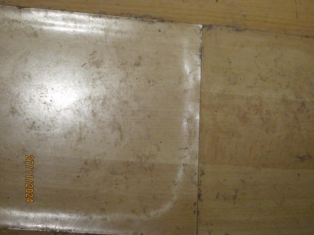 thumbs/WasserschadenVonUnten.Flurlaminatbersten.FlurendeWohnungstuerBadtuer.PlattenraenderKaemme.26112024.JPG.jpg