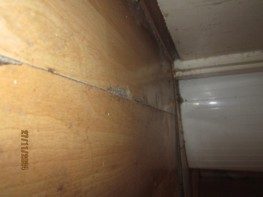 thumbs/WasserschadenVonUnten.Flurlaminatbersten.FrueherePutzueberschwemmungenAbgeklungenAberRisseHinterlassen.26112024.JPG.jpg