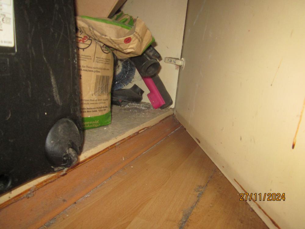 thumbs/WasserschadenVonUnten.Flurlaminatbersten.SchranksockelTrocken.26112024.JPG.jpg