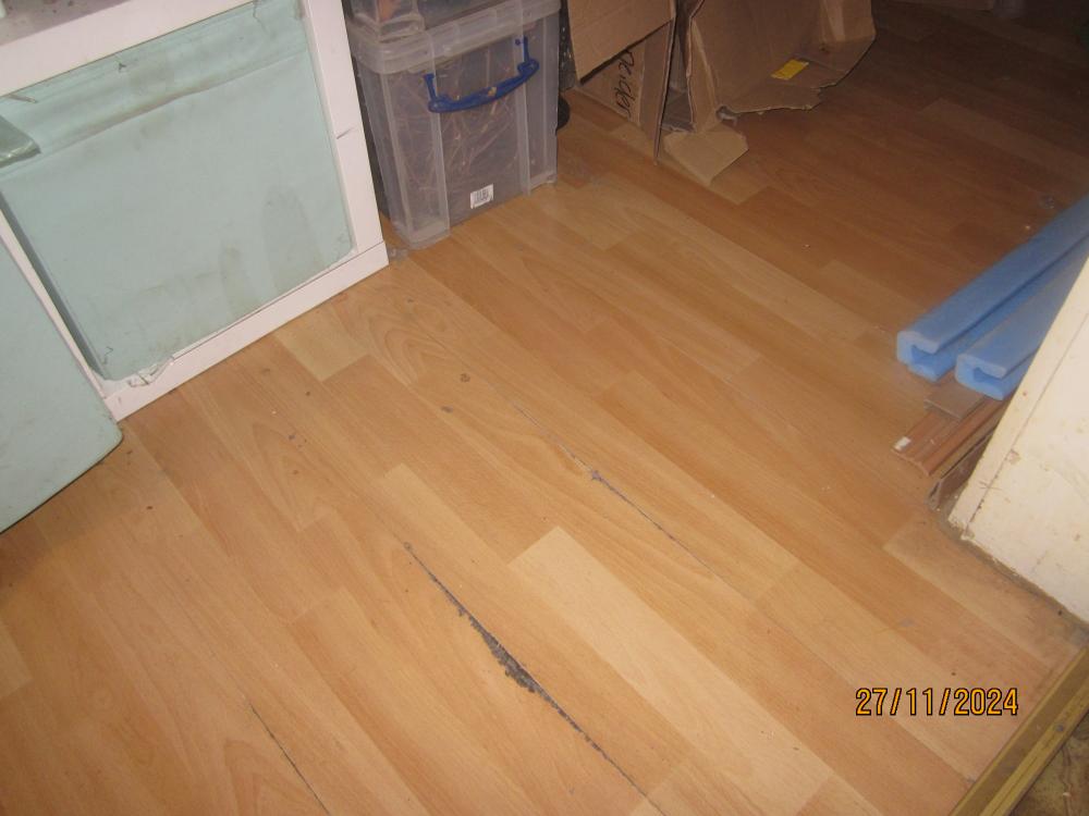 thumbs/WasserschadenVonUnten.Flurlaminatbersten.VorKuechentuer.RichtungZimmer.KartonsTrocken.UeberwachungskameradokumentiertSeitMonaten.26112024.JPG.jpg